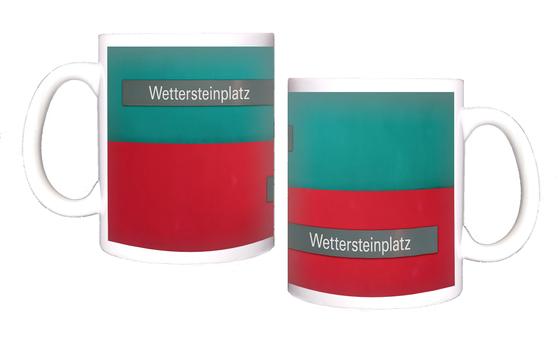U-Bahnhof Wettersteinplatz Kaffeetasse - zwei graue Schild mit weißer Schrift,jeweils auf rotem und türkisem Untergrund