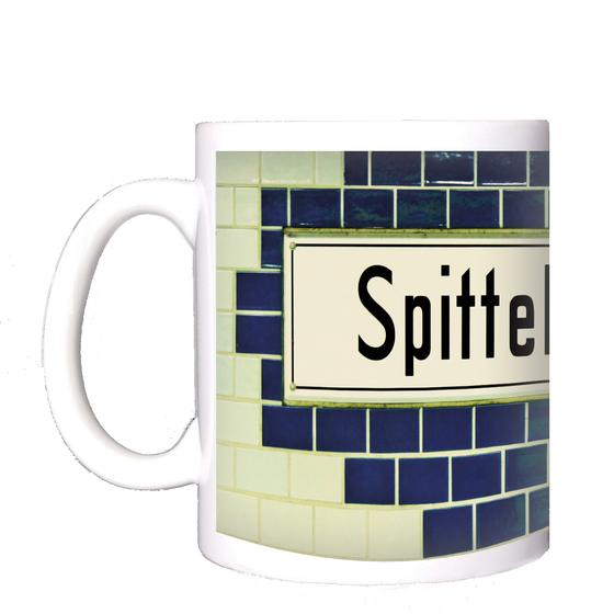 U-Bahnhof Spittelmarkt Kaffeetasse - weißes Schild mit schwarzer Schrift auf rautenförmigem, dunkelblauem Fliesenhintergrund, umrandet von weißen Fliesen