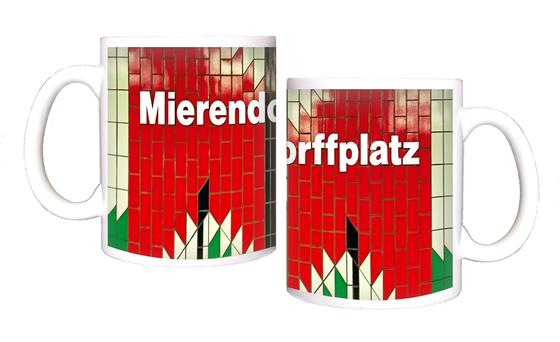 U-Bahnhof Mierendorffplatz Kaffeetasse - weiße Lettern auf roter Fliesenwand mit abstraktem Muster aus weißen, grünen und schwarzen Dreiecken