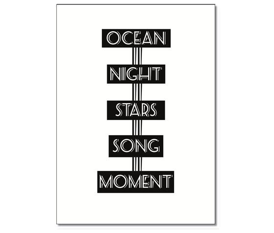 5 Worte untereinander, jeweils schwarz unterlegt in einer weißen 70er-Jahre-Disco-Schrift - wie aufgefädelt aufgereiht wie ein Mobile - Ocean - Night - Stars - Song - Moment