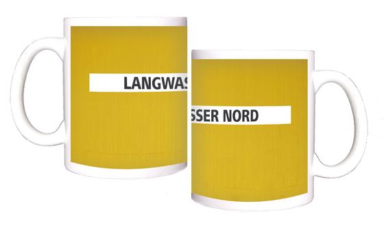U-Bahn-Tasse Nuernberg Scharfreiterring der Linie U1 in der originalgetreuen Stations-Gestaltung - schwarze Schrift auf weißem Streifen, gelber Streifenbeton Hintergrund