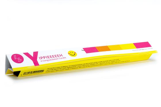 Kleine bunte  Kerze Yippie und Glückwunsch