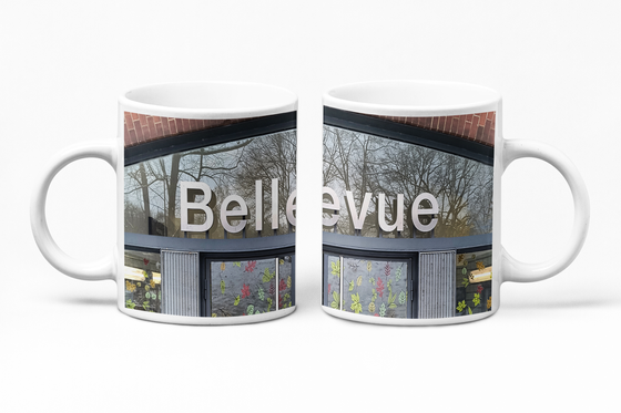 S-Bahnhof Bellevue Kaffetasse weise Schrift auf grauem Balken über Glastüreingang