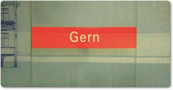 U-Bahnhof Gern Kühlschrankmagnet - weiße Schrift auf rotem Schild, vor grauer Steinwand