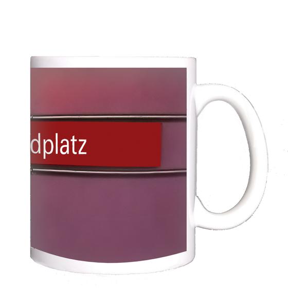 U-Bahnhof Candidplatz Kaffeetasse - weiße Schrift, auf rotem Streifen, schwarz umrandet, vor lila Untergrund