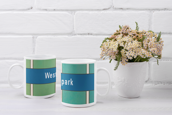U-Bahnhof Westpark Kaffeetasse - weiße Schrift auf blauem Streifen, auf grün-türkiser Wand mit weißen Längsstreifen