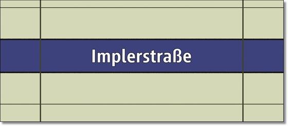 U-Bahnhof Implerstraße Kaffeetasse - weiße Schrift auf blauem Streifen, vor weißem Plattenhintergrund