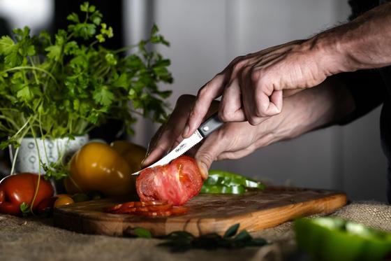 Messerset Grau im Holzrahmen