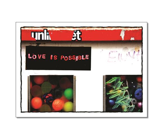 Klassische Postkarte - Foto eines Flummiautomatens mit einem Sticker "Love is possible". 