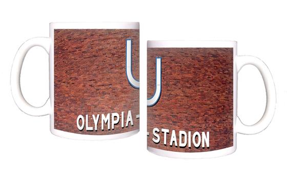 U-Bahnhof Olympia-Stadion Kaffeetasse - weißer Schriftzug unter weißem "U" auf rot-brauner Backsteinwand