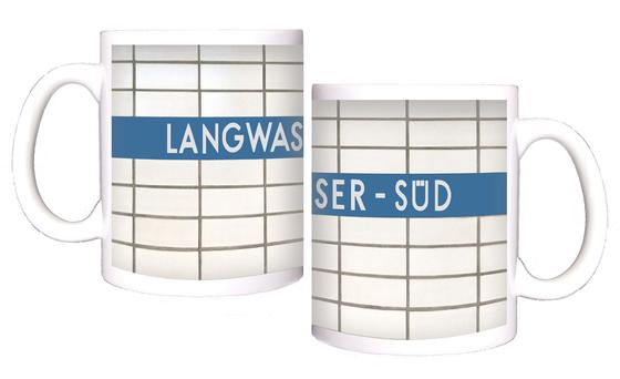 U-Bahn-Tasse Nuernberg Langwasser-Süd der Linie U1 in der originalgetreuen Stations-Gestaltung - weisser Fliesenspiegel mit weisser Schrift auf hellblauem Streifen
