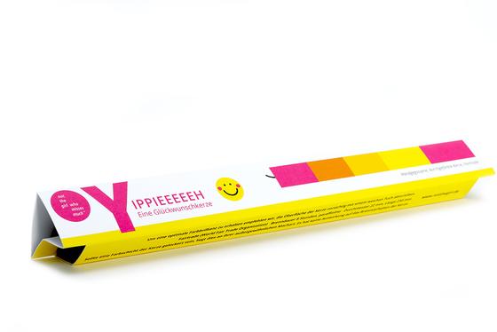 Kleine bunte  Kerze Yippie und Glückwunsch