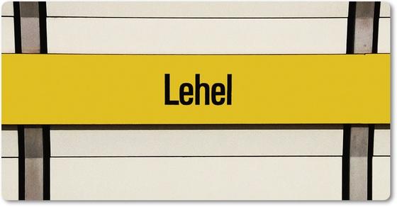 U-Bahnhof Lehel Kühlschrankmagnet - schwarze Schrift auf gelbem Streifen, vor weißer Plattenwand