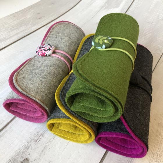 Schmuckrolle aus Wollfilz in Grau und Hellgrau