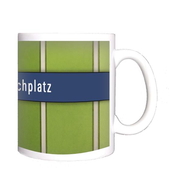 U-Bahnhof Partrachplatz - weiße Schrift auf blauem Schild vor grüner Wand mit weißen Trennbalken