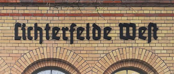 S-Bahnhof Lichterfelde West - schwarze Lettern in Frakturschrift auf Backsteinfassade mit Torbögen