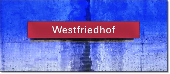 U-Bahnhof Westfriedhof Kaffeetasse - rote Schrift auf rotem Schild, vor blauem Hintergrund mit Farbverlauf und mittigem Spalt