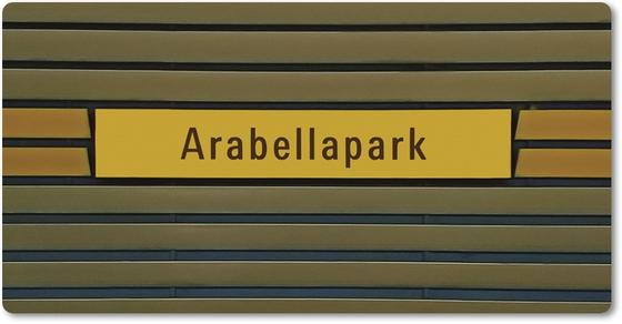 U-Bahnhof Arabellapark Kühlschrankmagnet - schwarze Schrift auf gelbem Streifen, auf blau-braunen Lamellen