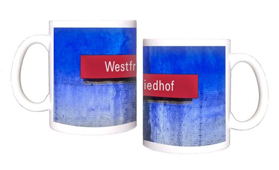U-Bahnhof Westfriedhof Kaffeetasse - rote Schrift auf rotem Schild, vor blauem Hintergrund mit Farbverlauf und mittigem Spalt