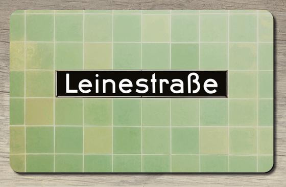 U-Bahnhof Leinestraße - weiße Schrift auf schwarzem Schild auf türkisen Fliesen