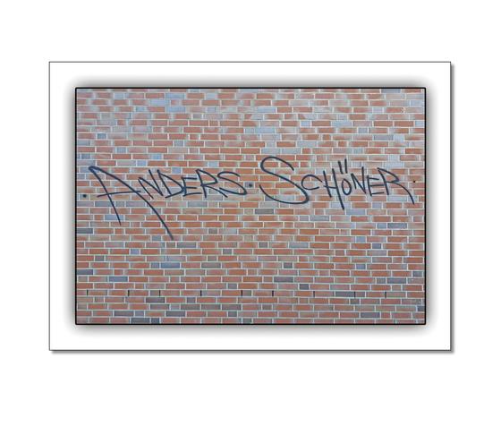 Klassische Postkarte - Streetart - Dunkler geschwungener Schriftzug gesprüht auf einer Ziegelmauer