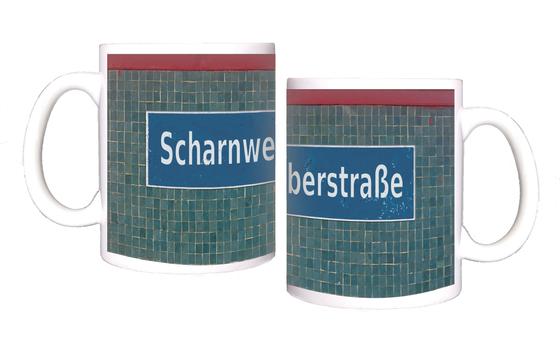 U-Bahnhof Scharnweberstraße Kaffeetasse - weiße Schrift auf dunkelblauem Schild, vor Mosaikwand in verschiedenen Blautönen, unter einem roten Streifen