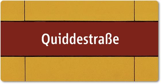 U-Bahnhof Quiddestraße Kühlschrankmagnet - weiße Schrift auf dunkelrotem Streifen, vor gelber Plattenwand