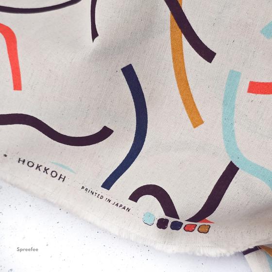 Japanischer Baumwoll-Leinen-Canvas mit dynamischem Linienmuster in modernen Farben. Ideal für Taschen, Accessoires und grafische Nähprojekte.