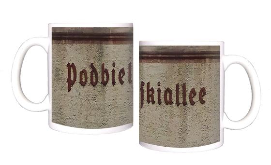 U-Bahnhof Podbielskiallee Kaffeetasse - schwarze, gebrochene Schrift auf grauer Betonwand
