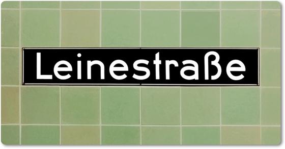 Leinestraße U-Bahnstation - minzgrüne Fliesen mit schwarzem Schild in weißer Schrift
