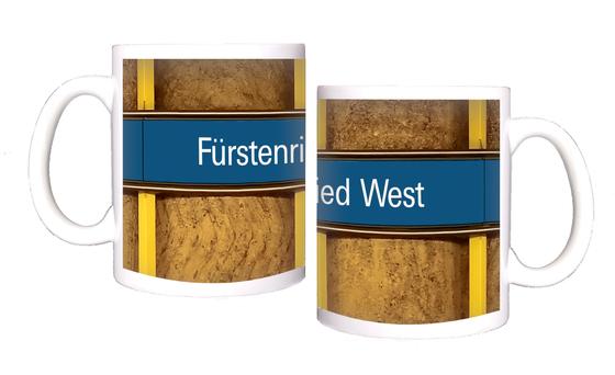 U-Bahnhof Fürstenried Kaffeetasse - weiße Schrift auf blauem Schild, vor braunem Hintergrund mit Holzstruktur und gelben Senkrechtbalken