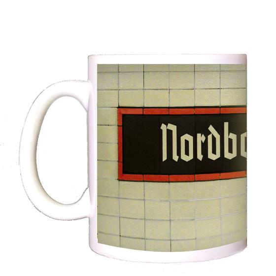 S-Bahn-Tasse Berlin Nordbahnhof Linie S1 in der originalgetreuen Stations-Gestaltung mit beigen Fliesen, schwarzem, rot umrandeten Schild mit beiger Fraktur-Schrift