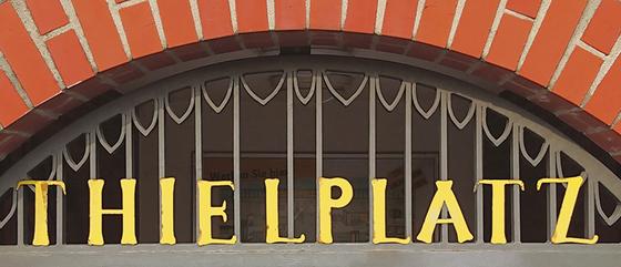 U-Bahnhof Thielplatz Kaffeetasse - goldene, extravagante Lettern