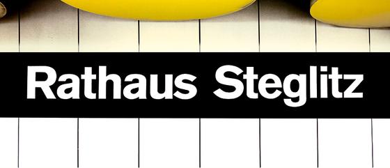 U-Bahnhof Rathaus Steglitz U-Bahn Kaffeetasse - schwarzes Schild mit weißer Schrift zwischen Gleisbett und runder Deckengestaltung