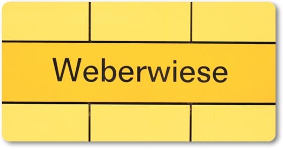 U-Bahnhof Weberwiese Kühlschrankmagnet - zitronengelber Streifen mit schwarzem Schriftzug auf hellgelbem Fliesenhintergrund
