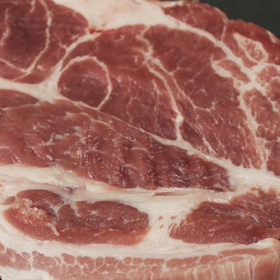 Nackensteak vom Offenstallschwein, roh