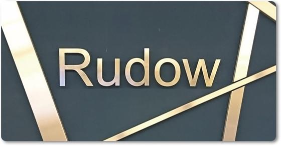 U-Bahnhof Rudow - silber-goldene Lettern auf dunkelblauem Hintergrund mit silber-goldenen Streben