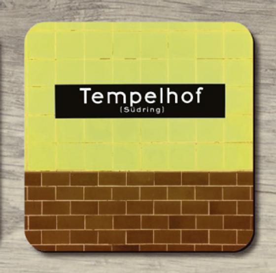 U-Bahnhof Tempelhof - weiße Schrift aus schwarzem Schild im Hintergrund hellgrüne Fliesen und im unteren Bereich braune Fliesen