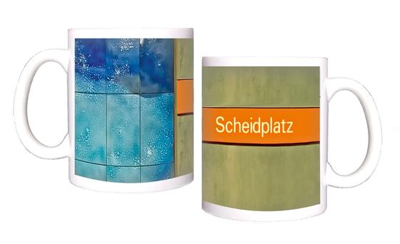 U-Bahnhof Scheidplatz Kaffeetasse - weiße Schrift auf orangem Streifen, vor braun-beiger Wand mit blauen Fliesen am linken Rand