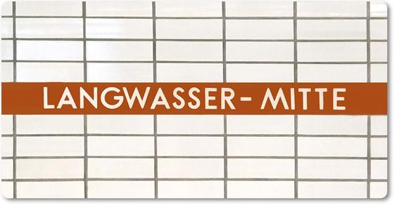 U-Bahn-Magnet Nuernberg Langwasser-Mitte der Linie U1 in der originalgetreuen Stations-Gestaltung - weisser Fliesenspiegel mit weisser Schrift auf braunem Streifen