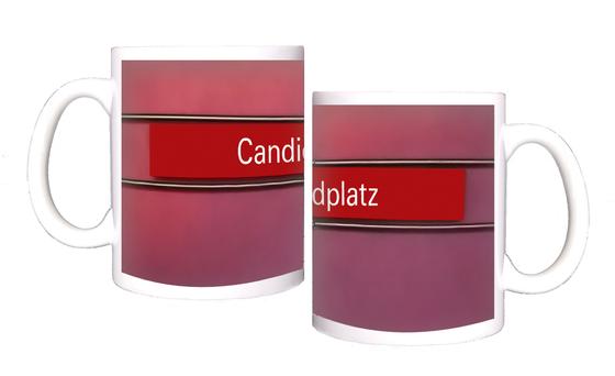 U-Bahnhof Candidplatz Kaffeetasse - weiße Schrift, auf rotem Streifen, schwarz umrandet, vor lila Untergrund