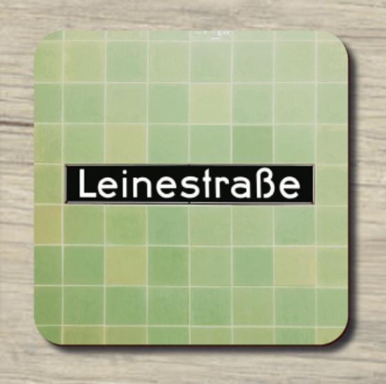 U-Bahnhof Leinestraße - weiße Schrift auf schwarzem Schild auf türkisen und grünen Fliesen