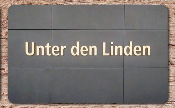U-Bahnhof Unter den Linden Frühstücksbrettchen - weiße Schrift auf anthrazitgrauem Plattenhintergrund