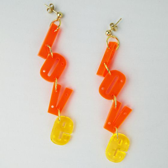 goldmarie Ohrringe Paar LOVE - Plexi Buchstaben - orange-gelb neon