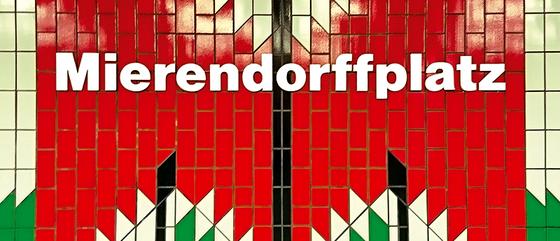 U-Bahnhof Mierendorffplatz Kaffeetasse - weiße Lettern auf roter Fliesenwand mit abstraktem Muster aus weißen, grünen und schwarzen Dreiecken