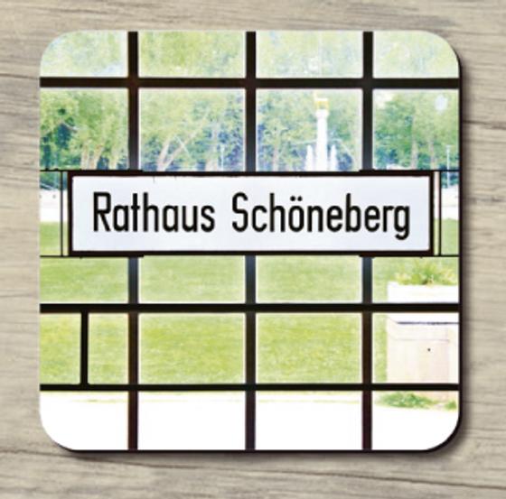 U-Bahnhof Rathaus Schöneberg - schwarze Schrift auf weißem Schild im Hintergrund Fenster mit Blick auf Grünfläche