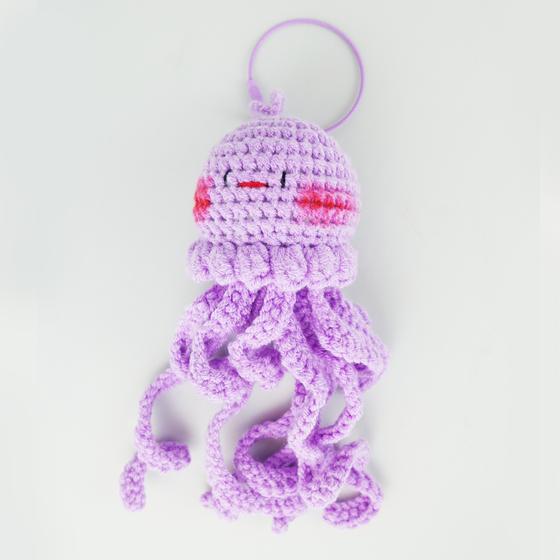 goldmarie Taschenanhänger QUALLE - gehäkelt - lavendel 