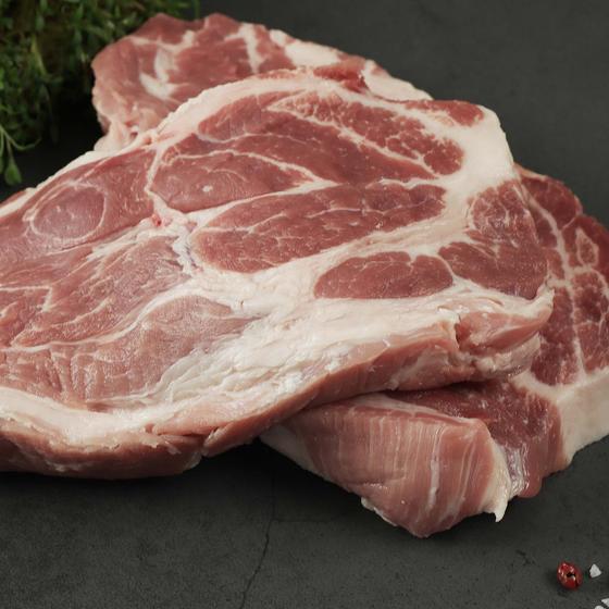 Nackensteak vom Offenstallschwein, roh