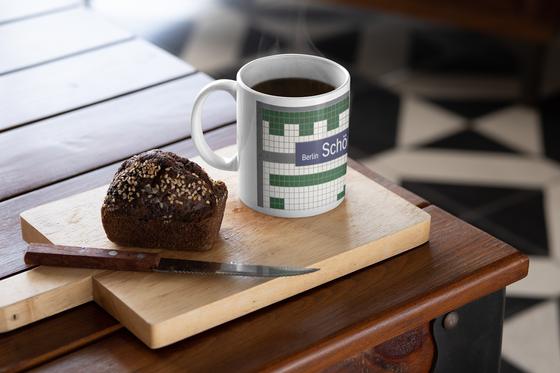 S-Bahnhof Schöneweide Berlin - weiße Schrift auf blauem hintergrund auf weißen Kacheln mit grünem Muster