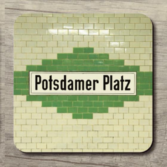 U-Bahnhof Potsdamer Platz - schwarze Schrift auf weißem Schild mit grüner Fliesen Umrahmung im Hintergrund weiße Fliesen
